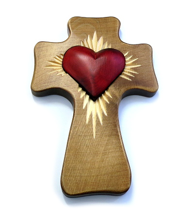 Drevorezba: Kríž so srdcom (č.20) - hnedý