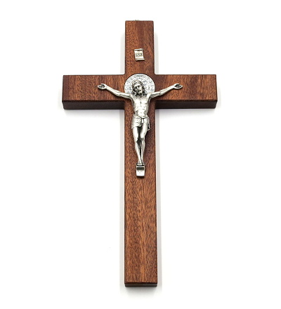 Kríž drev. (SAPE26) Benediktínsky - hnedý